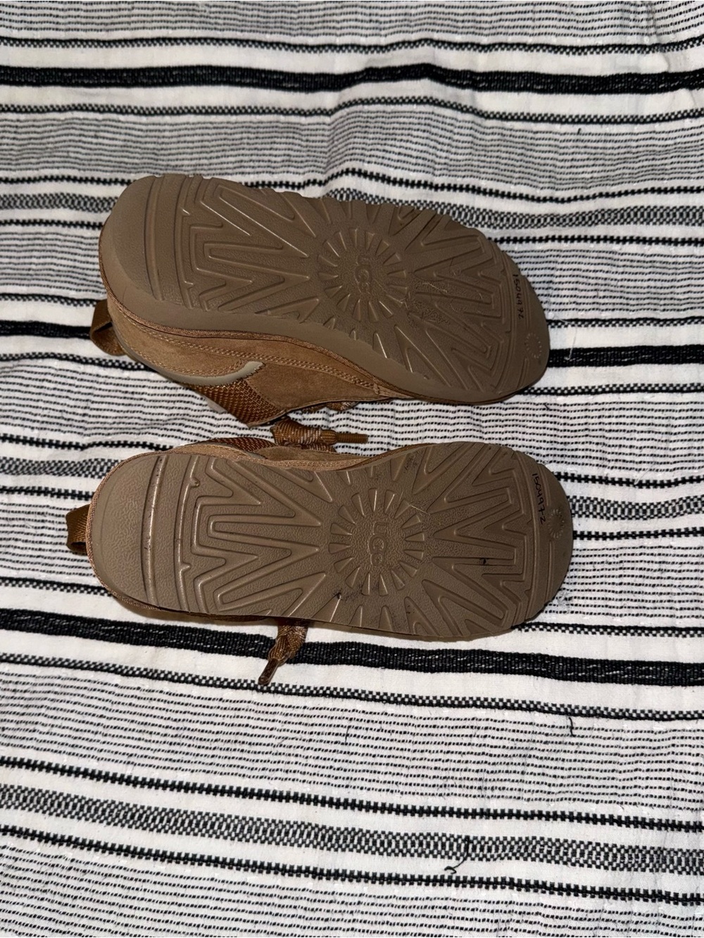 UGG Lowmel Sneaker in the chestnut colorway - Picture 8 of 8